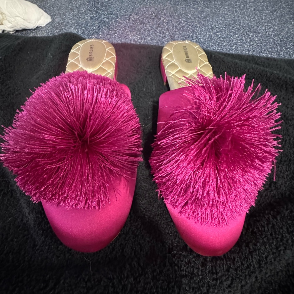 GORGEOUS Fuchsia Birdies songbird satin slides. Sz 8.5